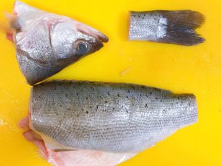 6、吃掉一朵花+牡丹鱼,把鱼的头尾都切下来，不需要了。