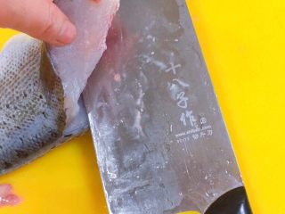 7、吃掉一朵花+牡丹鱼,我们的刀沿着鱼的脊骨，从头的部分，片到尾巴，尽量贴近鱼中间那个骨头，这样少浪费。