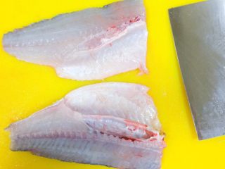 8、吃掉一朵花+牡丹鱼,像这样片成2片鱼肉了。