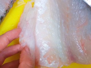 9、吃掉一朵花+牡丹鱼,然后把鱼肚子上的这层刺，片下来。