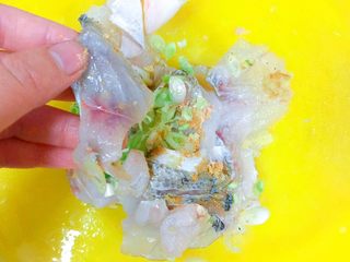 19、吃掉一朵花+牡丹鱼,用手轻轻的拨动和按摩鱼肉。让鱼肉和这些调料，充分的贴合入味。