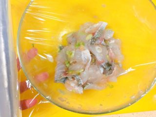 20、吃掉一朵花+牡丹鱼,包上保鲜膜，放在冷藏里，腌制20分钟以上。