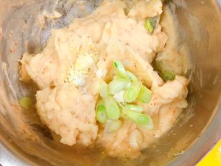 24、吃掉一朵花+牡丹鱼,再下8g的葱花，搅拌均匀。美味的土豆泥沙拉就做好了。吃完鱼肉，大家都会惊喜的发现，这个土豆泥也算是暗藏玄机呢！我喜欢这个口味的土豆泥！