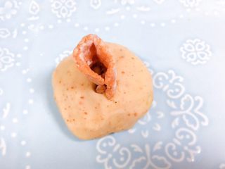 35、吃掉一朵花+牡丹鱼,然后我们可以把花瓣一个一个的插在土豆泥里。把土豆泥当成是牡丹花生长的土壤，哈哈。