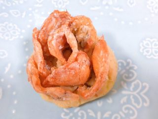 36、吃掉一朵花+牡丹鱼,就这样，一圈一圈的造型。小的鱼块放中间，大的放旁边，都向内卷。错落有致的排列就好了。