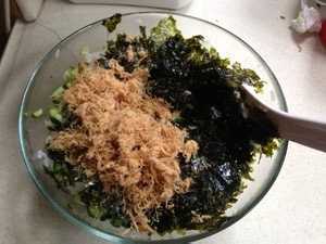 5、#明天吃什么？#吞拿鱼饭团便当,饭煮熟了之后放凉，加入寿司醋、紫菜、吞拿鱼罐头搅拌，你也可以加入其它你喜欢的东西比如肉松什么的