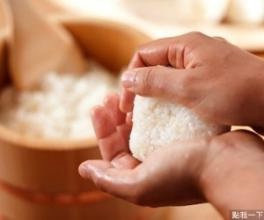 6、#明天吃什么？#吞拿鱼饭团便当,拌好后就可以捏成三角形，最后贴上煎好的紫菜，完成！