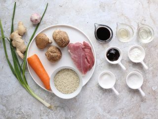 1、香菇肉酱饭,准备所需食材和调味。