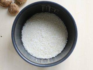 2、香菇肉酱饭,大米提前浸泡半小时,放入电饭煲,将饭煮好。