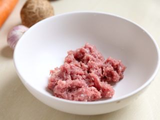 3、香菇肉酱饭,猪肉剁成肉糜。