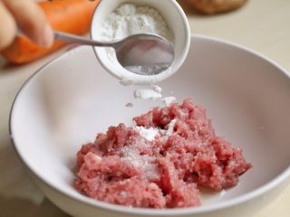 4、香菇肉酱饭,肉糜中加入料酒、淀粉、盐反复抓匀,再淋少许油抓匀,腌制10分钟待用。