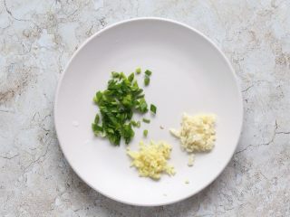 5、香菇肉酱饭,葱姜蒜剁细碎待用。