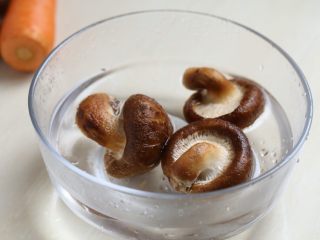 6、香菇肉酱饭,香菇清洗前用淡盐水稍加浸泡,能够起到杀菌作用。