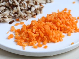 8、香菇肉酱饭,胡萝卜去皮洗净,切与香菇差不多大小的丁。