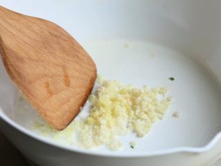 9、香菇肉酱饭,炒锅内倒入适量油烧热,放入姜末、蒜末爆香。