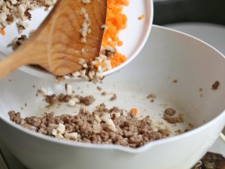 11、香菇肉酱饭,放入香菇丁和胡萝卜丁翻炒均匀。