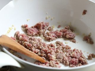 10、香菇肉酱饭,然后放入腌制好的肉糜,迅速划散肉糜,翻炒至肉糜变色。