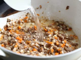 12、香菇肉酱饭,加入适量清水或高汤,煮开后转小火加盖焖约10分钟。