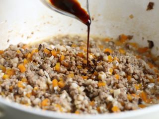 13、香菇肉酱饭,淋入酱油。