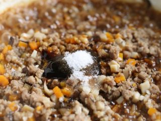 14、香菇肉酱饭,加入蚝油、白糖翻炒均匀。