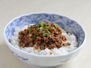 16、香菇肉酱饭,盛一碗米饭,将香菇肉酱盛于米饭上,撒上葱花,吃的时候拌开即可。