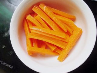 6、麻辣香锅,胡萝卜去皮切成粗条