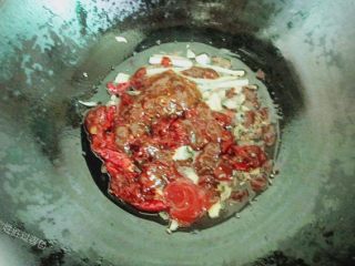 18、麻辣香锅, 然后放入2勺郫县豆瓣酱、2勺黄豆酱、一勺番茄酱、一勺辣椒酱小火翻炒出香味 