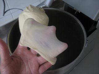 2、寿司面包卷：来个口味丰富的咸面包换换口味,将除黄油以外的所有面包原料放入搅拌缸中，搅拌至面团表面光滑，加入黄油，继续搅拌至面团扩展。