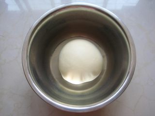 3、寿司面包卷：来个口味丰富的咸面包换换口味,然后滚圆面团，将面团放入容器中，再放入发酵箱中进行然后滚圆面团，放入容器中，再放入发酵箱中进行基础发酵。