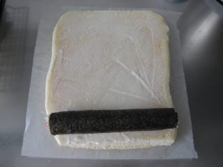 4、寿司面包卷：来个口味丰富的咸面包换换口味,烤好后马上出炉，放在烤网上晾至手心温度，在背面抹上一层沙拉酱，起始端表面用刀每隔约2厘米划一刀，不要切断（这样做比较容易卷成卷），放上寿司。