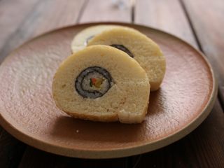 5、寿司面包卷：来个口味丰富的咸面包换换口味,然后切段即可食用。
