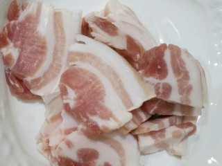 1、小炒肉,五花肉切片。事先炒出来，炒到双面焦黄，把60％的油脂煸出。（忘拍了）