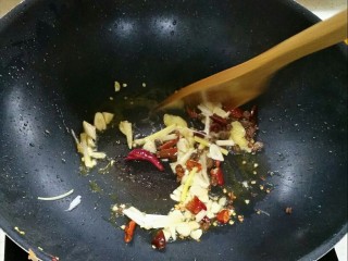 6、小炒肉,待干辣椒开始变黄的时候加入葱姜蒜爆香。