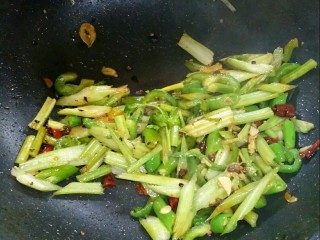 9、小炒肉,加入青菜煸炒2分钟。同时加入生抽。