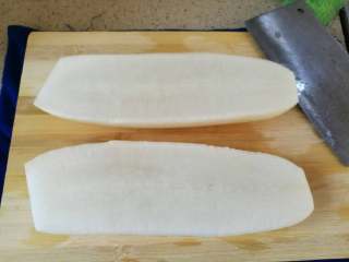 4、萝卜炖排骨,一切为二。