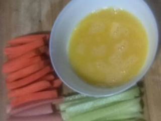 1、家常寿司,先把黄瓜、胡萝卜、火腿切成和条状，最好和海苔片差不多的长度。