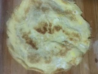 2、家常寿司,把鸡蛋煎成饼状再切成条状。