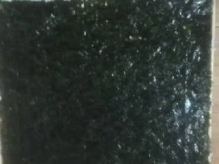 4、家常寿司,把竹帘洗净上面放好海苔片