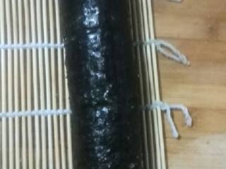 6、家常寿司,用竹帘压死卷紧后切片