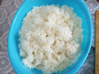 1、快手寿司,米饭蒸熟拌上白醋。比例40:1
