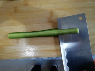 2、快手寿司,黄瓜切条去芯，再劈一半，一根黄瓜劈八条。胡萝卜，鸡肉，牛肉，分别切条。