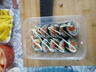 8、快手寿司,切块，摆盘，挤上沙拉酱。