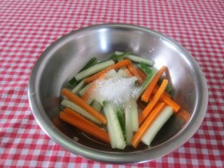 2、日式炸饭团,切条放入幼糖拌匀，再倒入没过萝卜条的白醋腌制一会