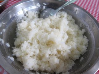 3、日式炸饭团,米饭与糯米饭混合，放入寿司醋与幼糖搅拌均匀