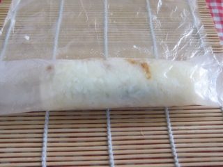 6、日式炸饭团,卷起来定型，剪开袋子取出饭团