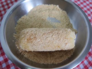 8、日式炸饭团,再来面包糠里穿上衣服，最后入锅小火炸至金黄即可