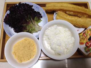 1、咖喱米饭包油条,准备食材，米饭扒松
