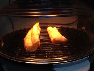 2、咖喱米饭包油条,油条入空气炸锅180度5分钟烤至酥脆（中途记得翻面）