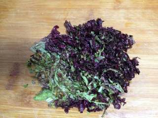 3、咖喱米饭包油条,紫生菜洗净切细丝