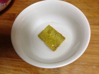 4、咖喱米饭包油条,咖喱入碗加一勺水入微波炉40秒至融化